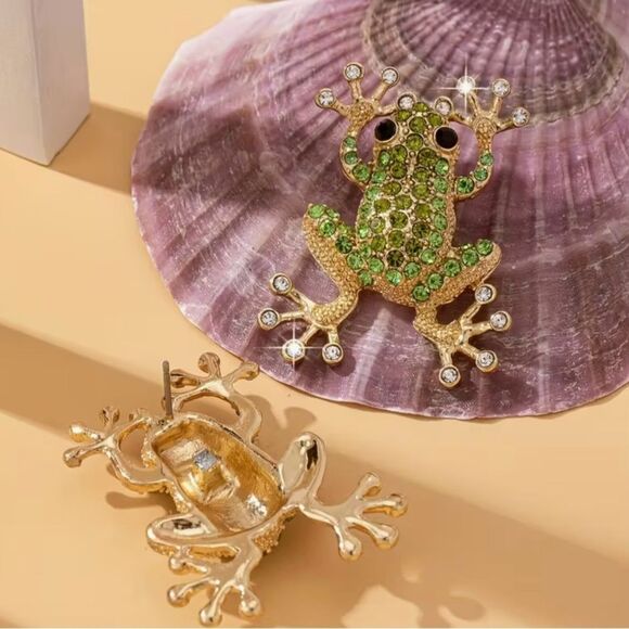 🐸 Betsey Johnson Green Crystal and Gold Frog Earrings 🐸 - Picture 5 of 7